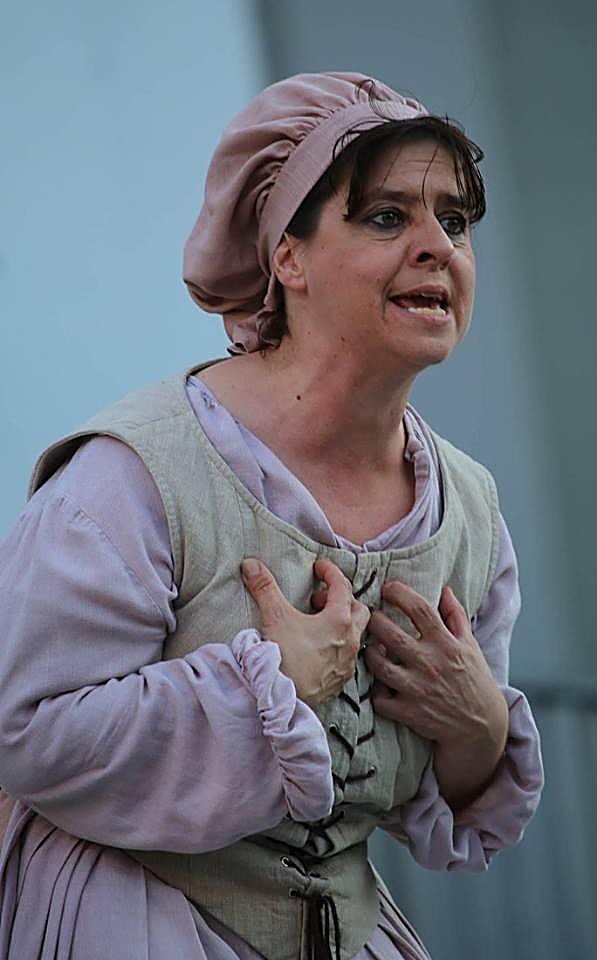 Annette Löchner in einem intensiven schauspielerischen Moment auf der Bühne