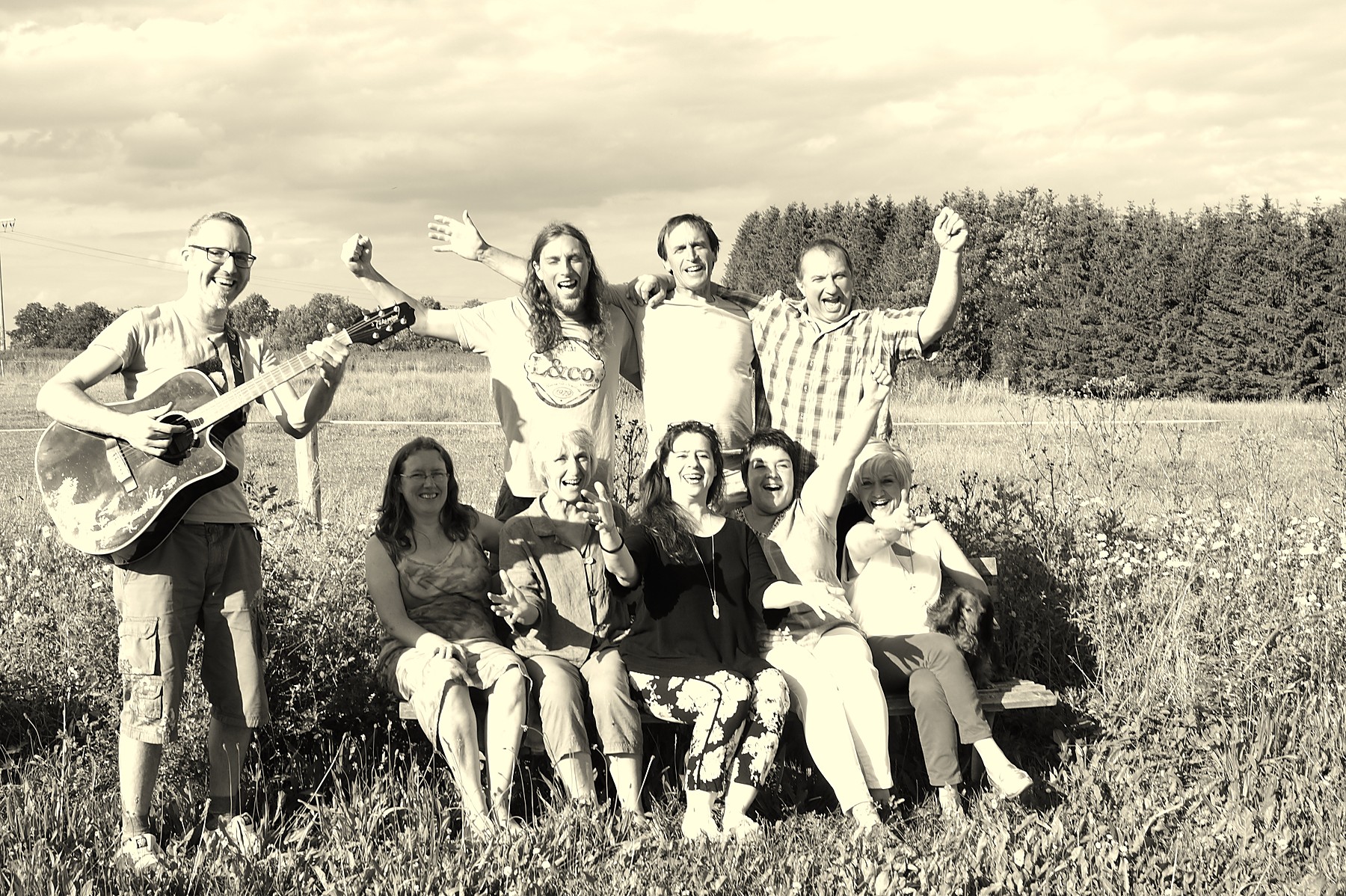 Annette Löchner mit Freunden in fröhlicher Runde auf einer Wiese