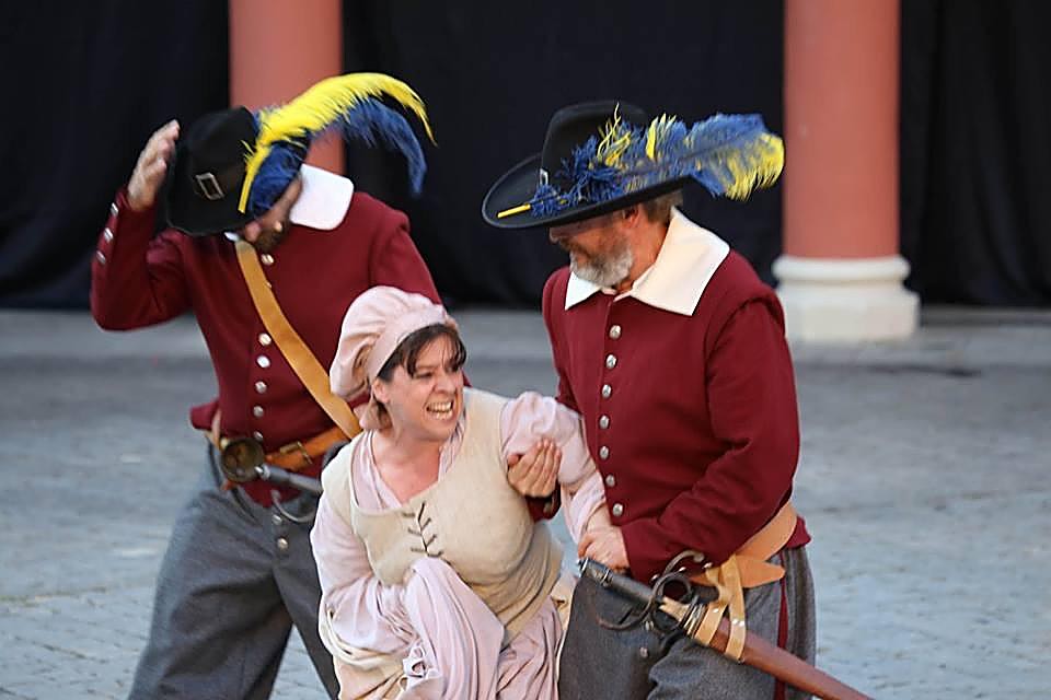 Lebendige Theaterszene mit Annette Löchner im historischen Kostüm