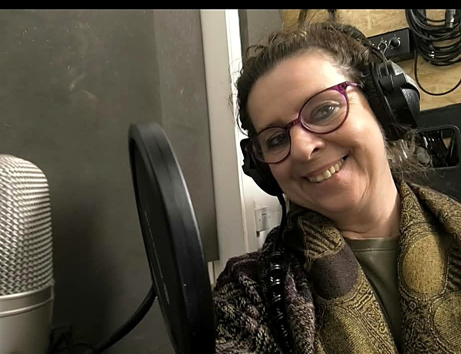 Annette Löchner im Tonstudio mit Kopfhörern und Mikrofon