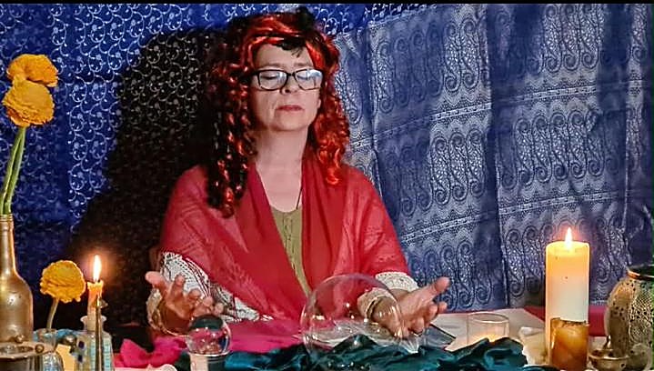 Annette Löchner in einer Theaterrolle als Wahrsagerin mit Kristallkugel